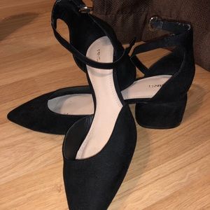 BLACK POINTED HEELS
